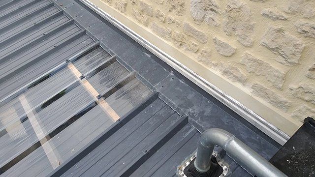 Couverture bac acier double peau. étanchéité autoprotégée et bardage