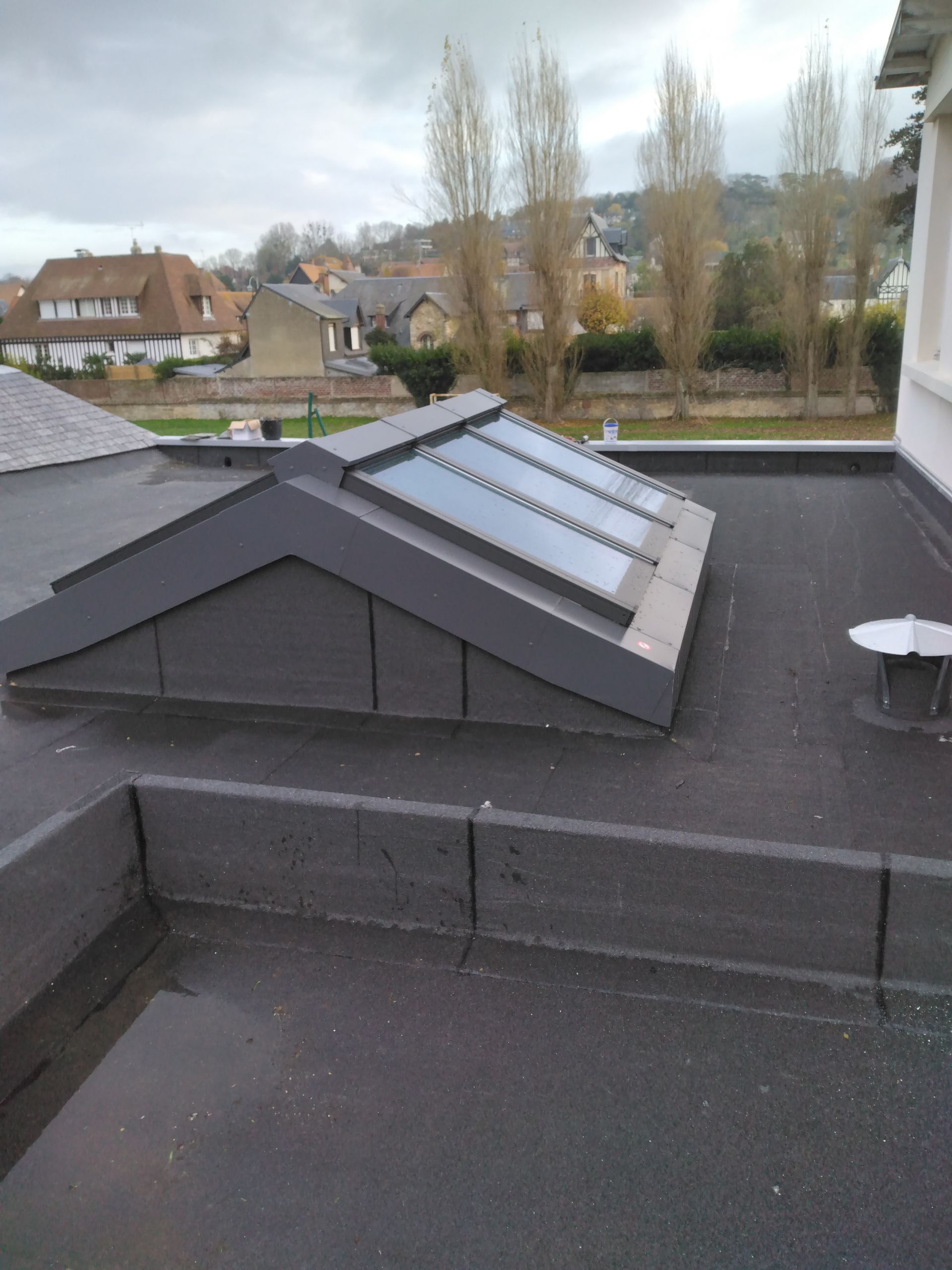 Réalisation d'une étanchéité de toit avec fenêtres à Deauville