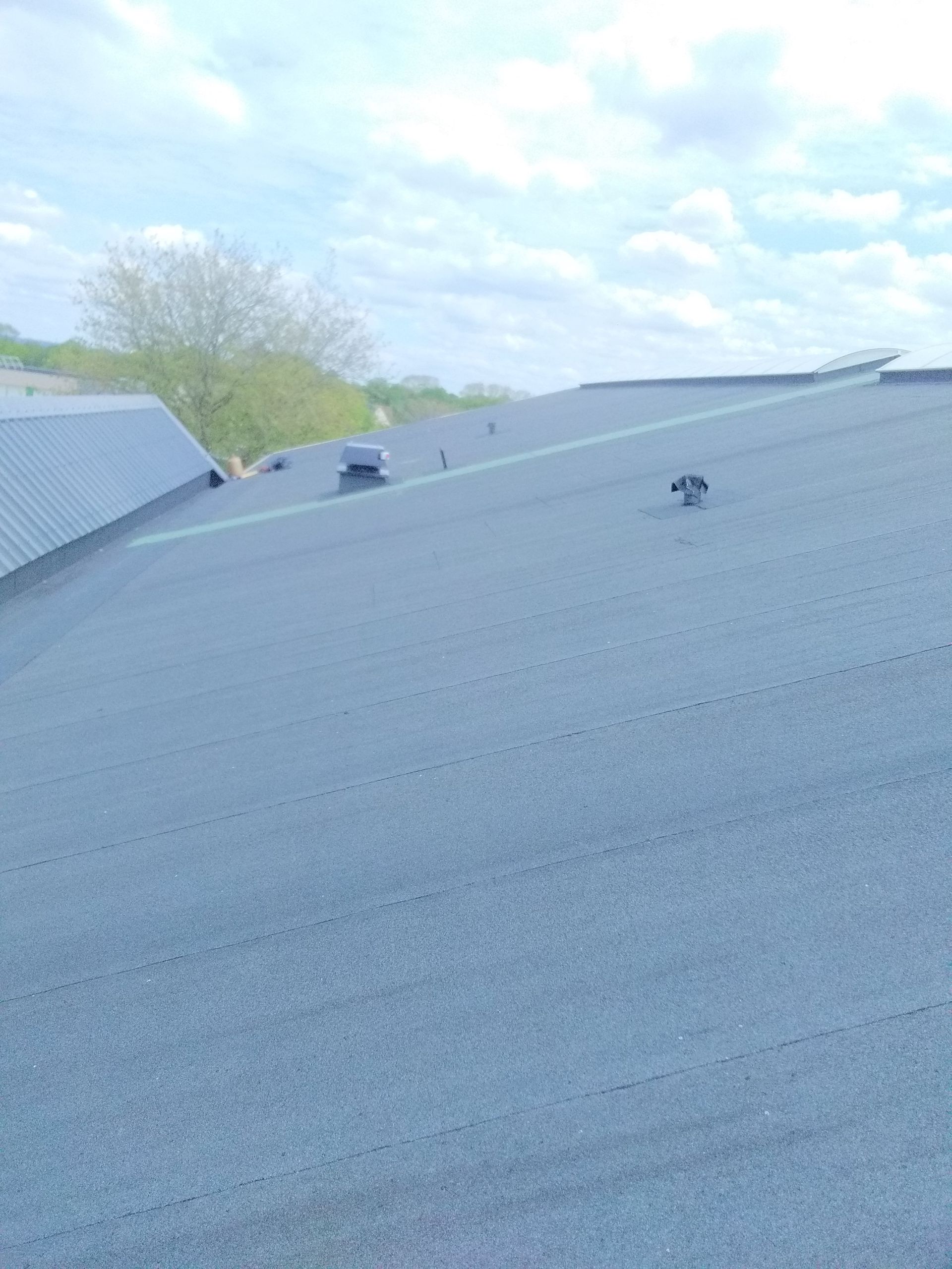 Couverture de toit bac acier d'un gymnase réalisée par Bessin Étanchéité