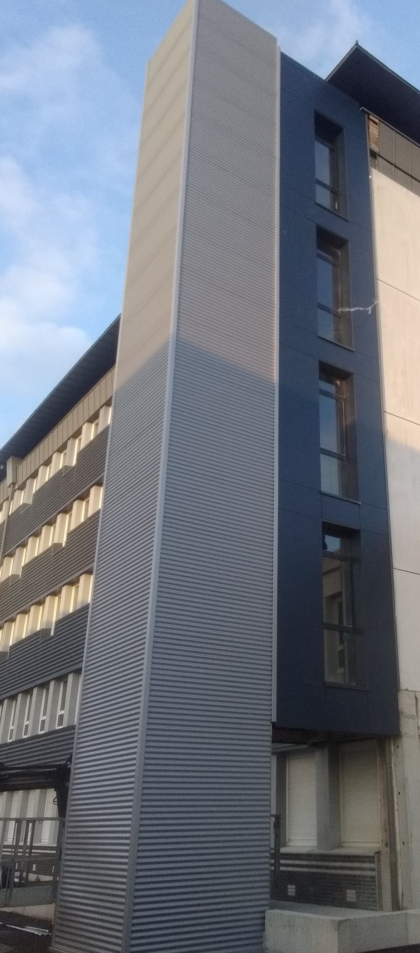 Réalisation d'un bardage métallique et composite d'un lycée à Caen