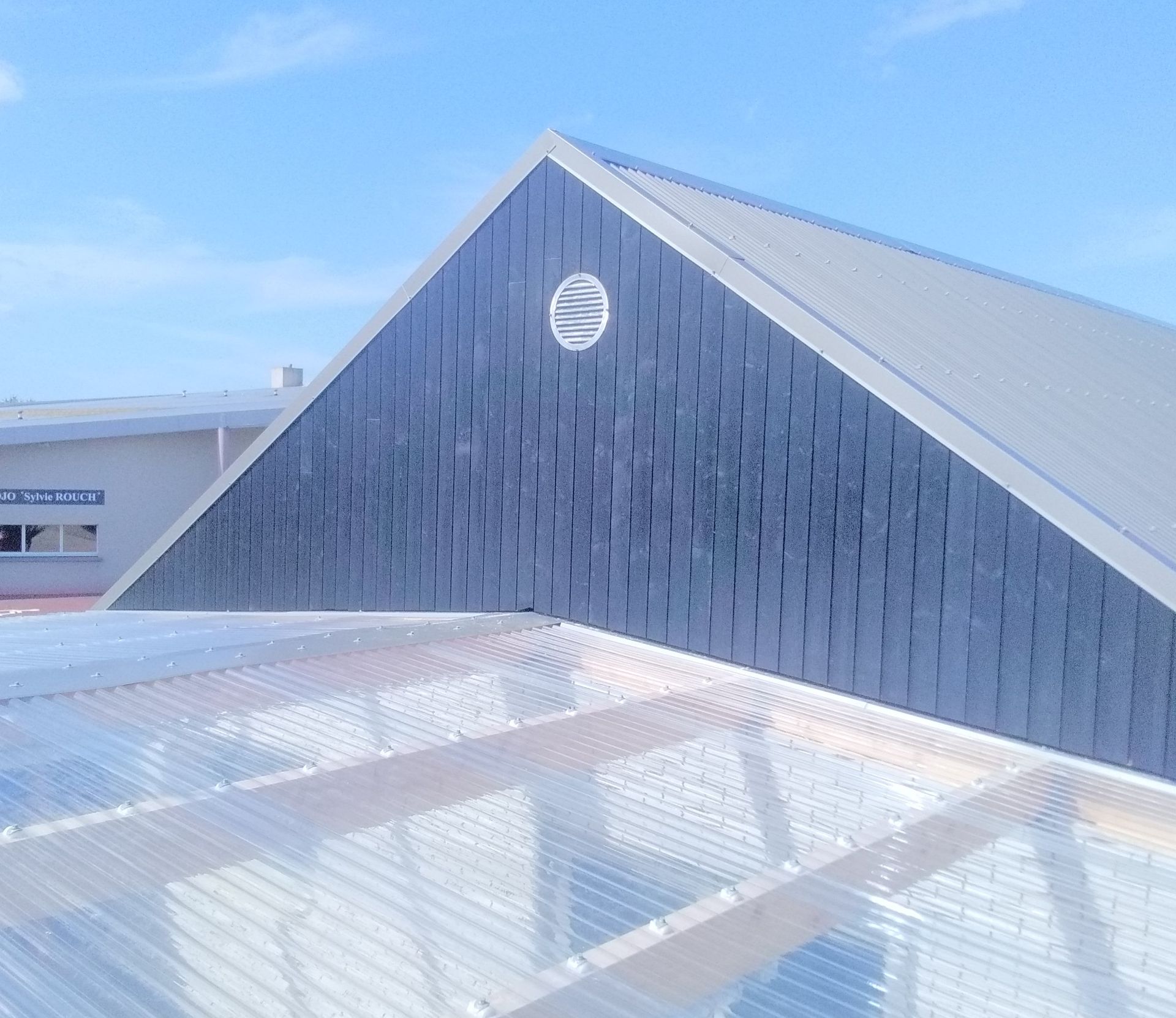 Un toit avec couverture bac acier à Ranville