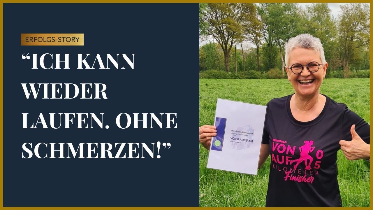 Eine lächelnde Frau hält in einem Feld ein Blatt Papier in der Hand.