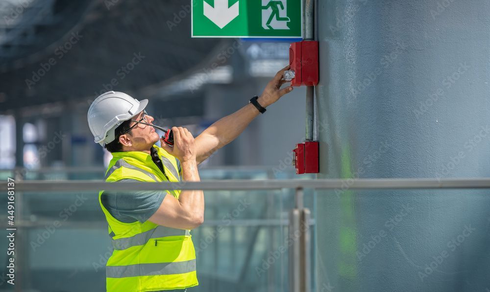 Il y a deux panneaux solaires sur le toit d'une maison.
