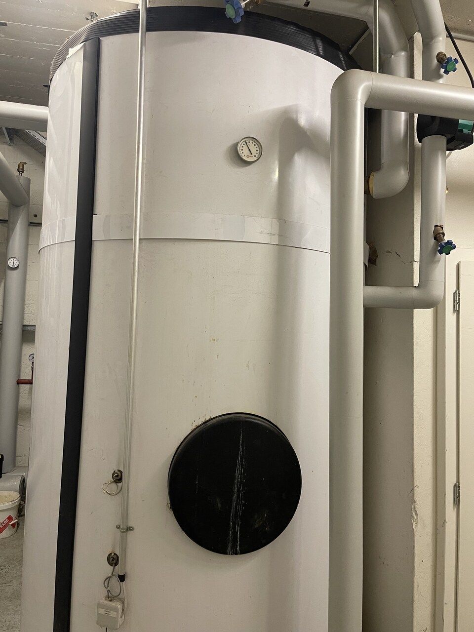 Un grand réservoir blanc avec une horloge dessus