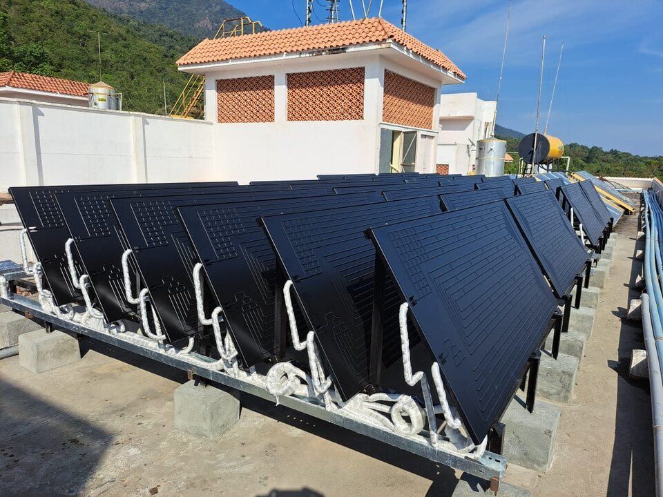 Une rangée de panneaux solaires au sommet d'un bâtiment