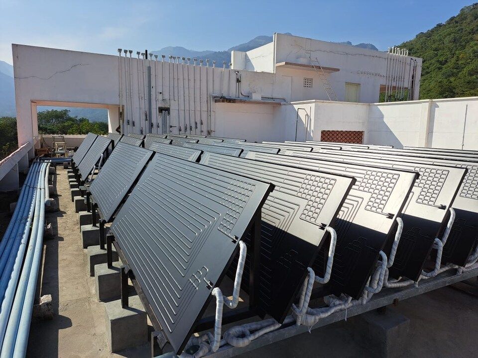 Une rangée de panneaux solaires sur le toit d'un bâtiment