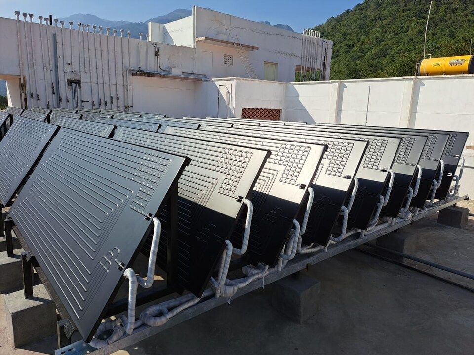 Une rangée de panneaux solaires est alignée devant un bâtiment