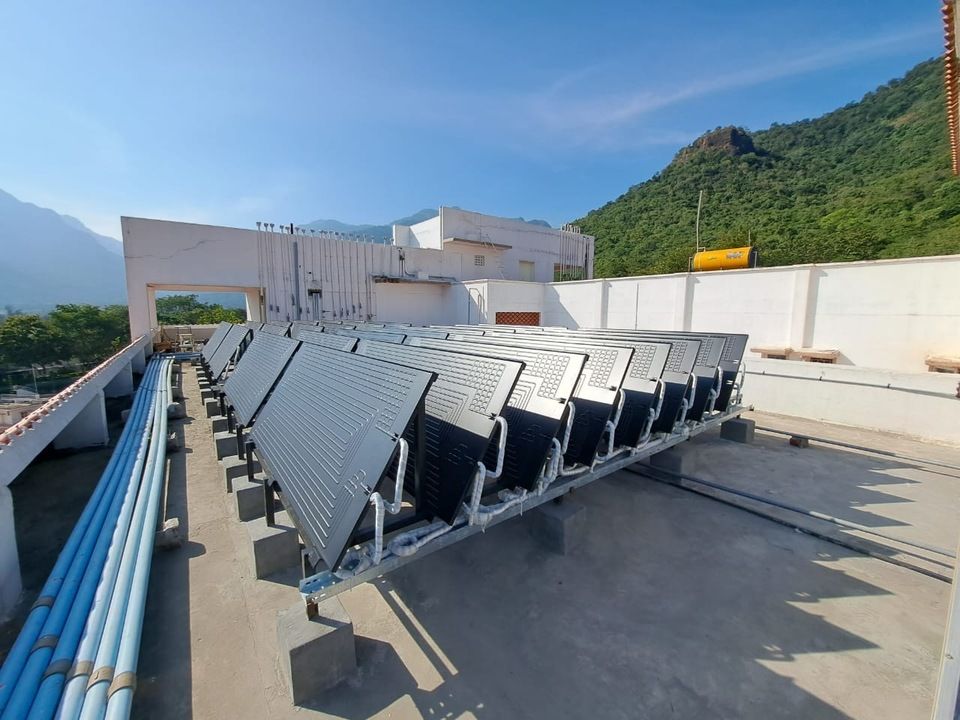 Une rangée de panneaux solaires sur le toit d'un bâtiment