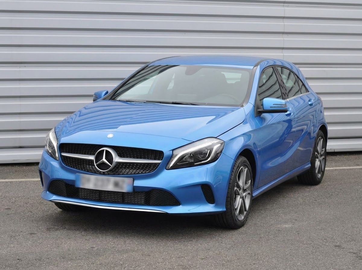 Voiture Mercedes de couleur bleue.