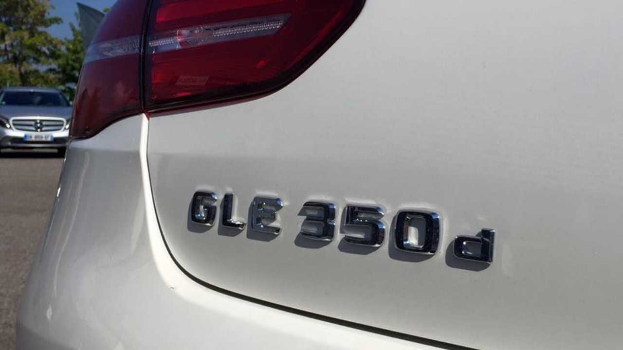 Vue arrière d'une voiture Mercedes DLE 350 d.