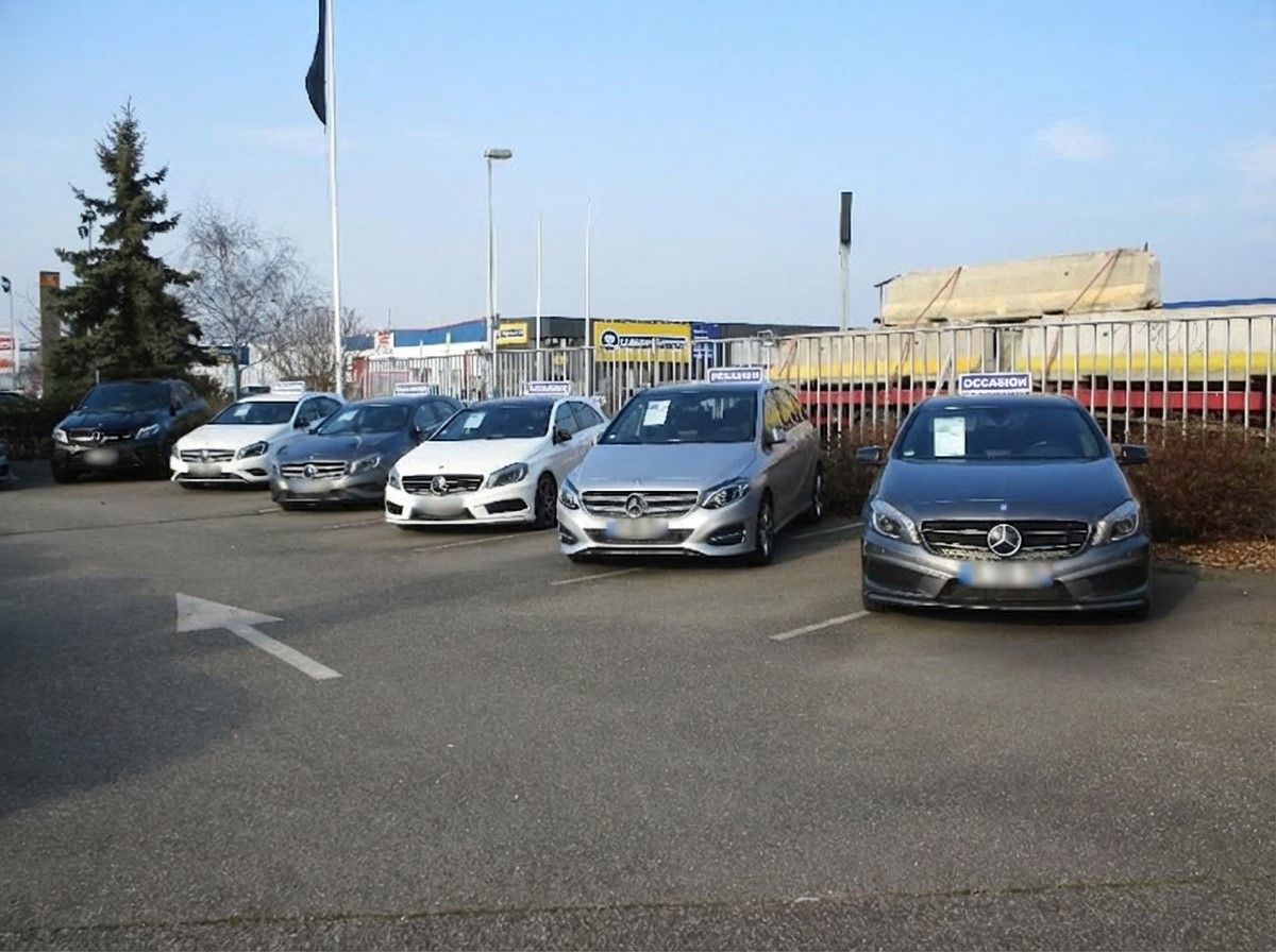 Véhicules Mercedes en vente.