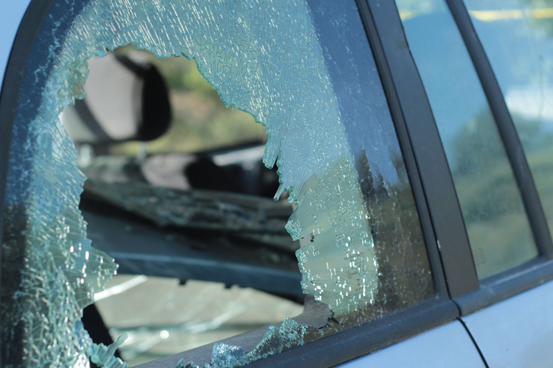 Vitre de voiture brisée.