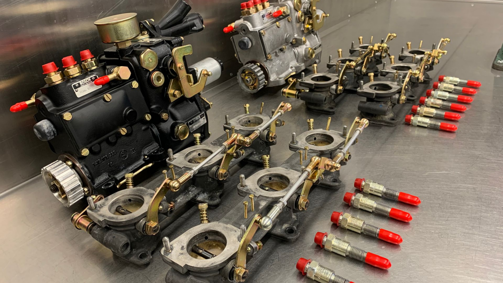 2 pompes à injection en partie démontées.