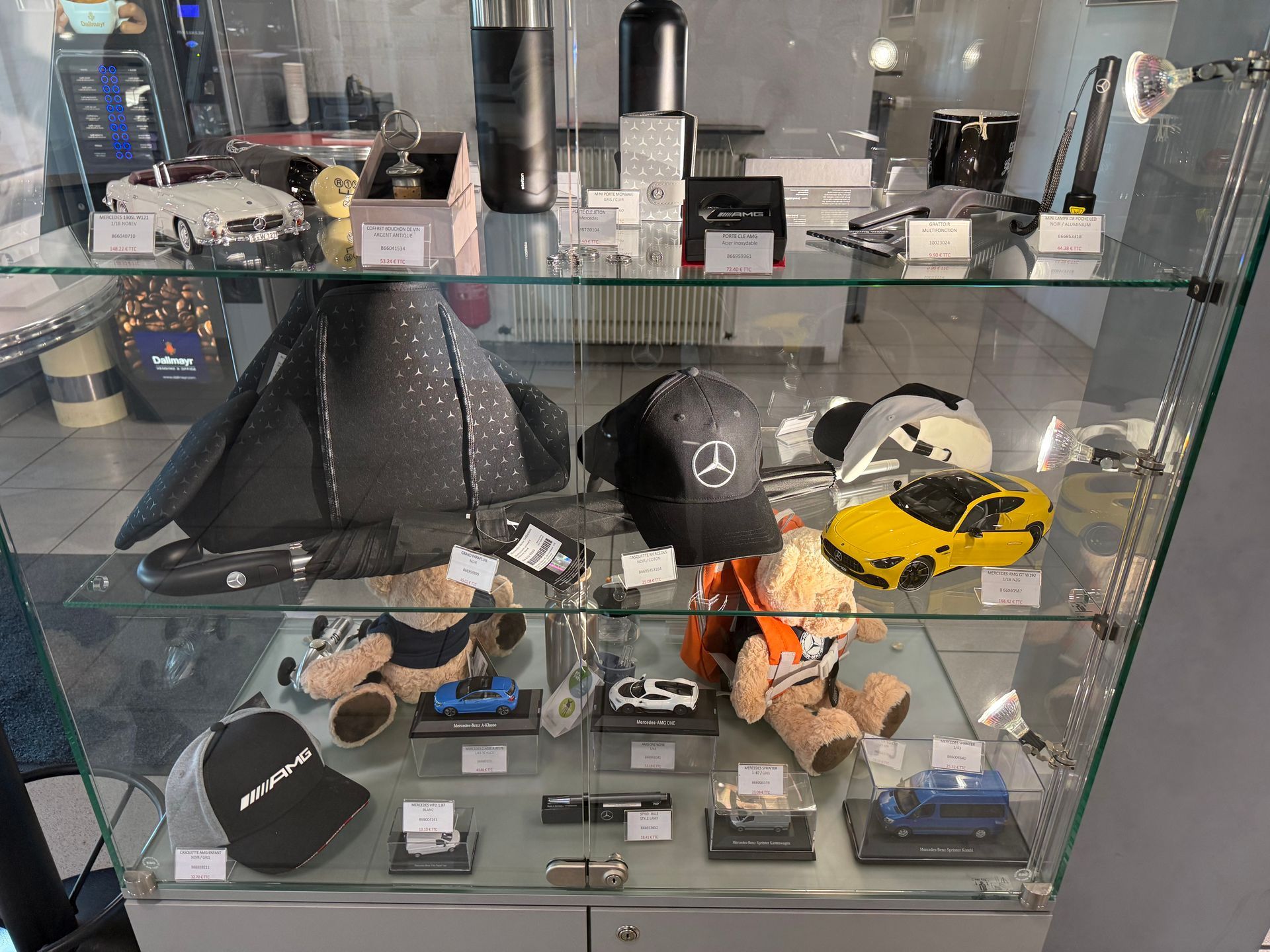 Accessoires Mercedes-Benz dans une vitrine.