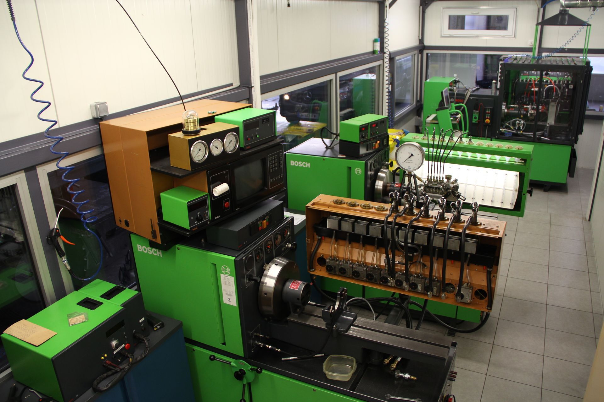 Salle des bancs pour le contrôle des pompes à injection.