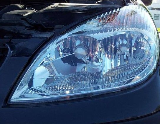 Optique gauche d'une voiture Mercedes après rénovation.