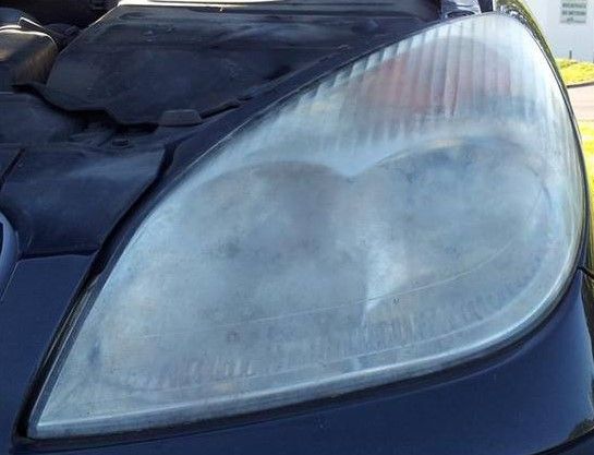 Optique gauche d'une voiture Mercedes avant rénovation.