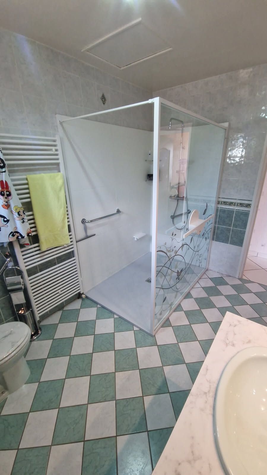 Cabine de douche avec revêtement carrelage