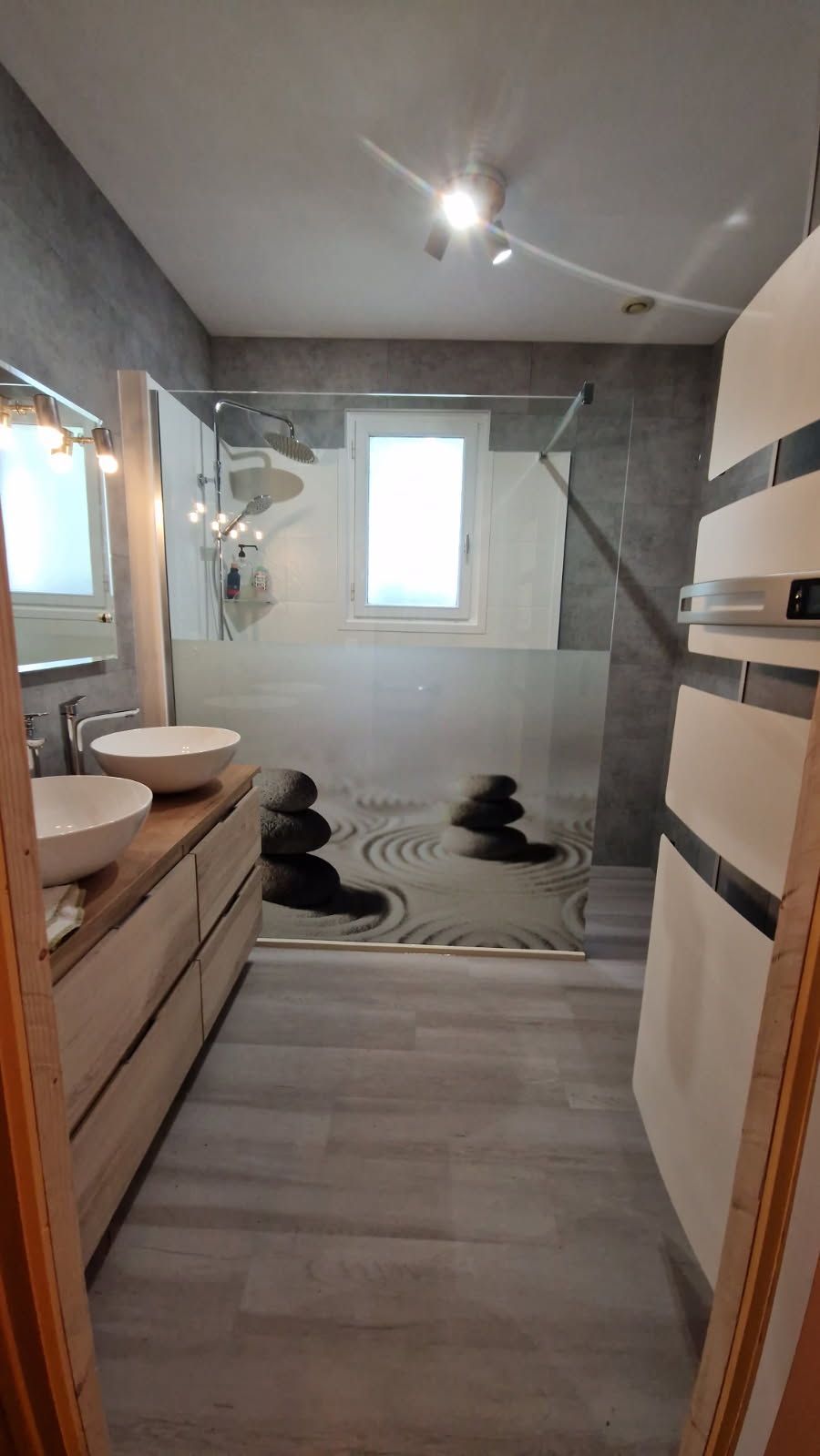 Cabine de douche avec décoration en galets