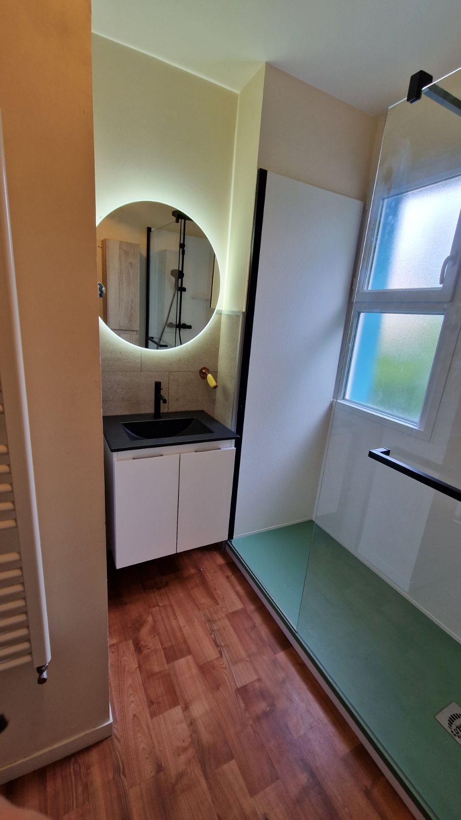 Lavabo avec miroir éclairé