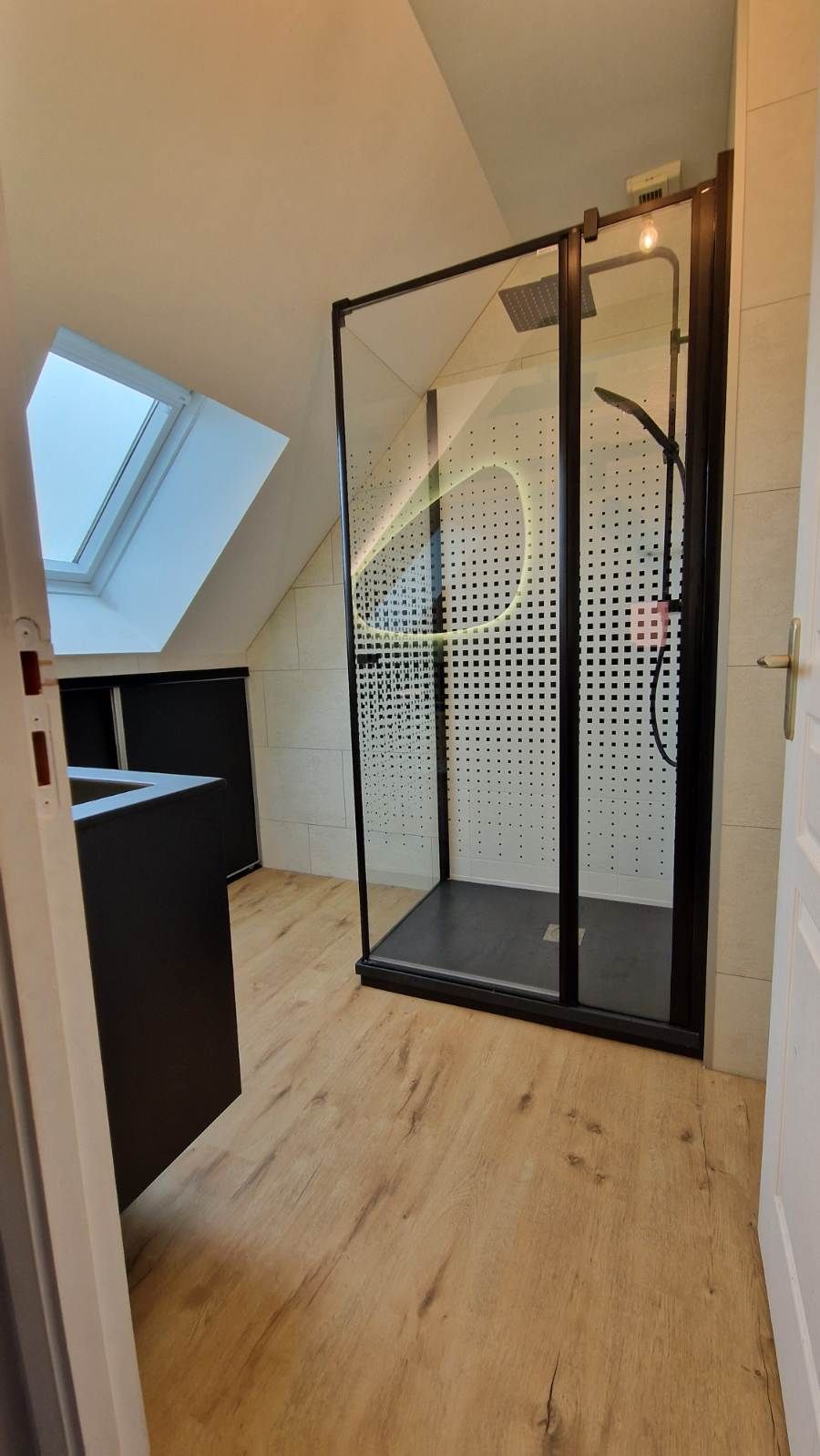 Salle de bains aménagée