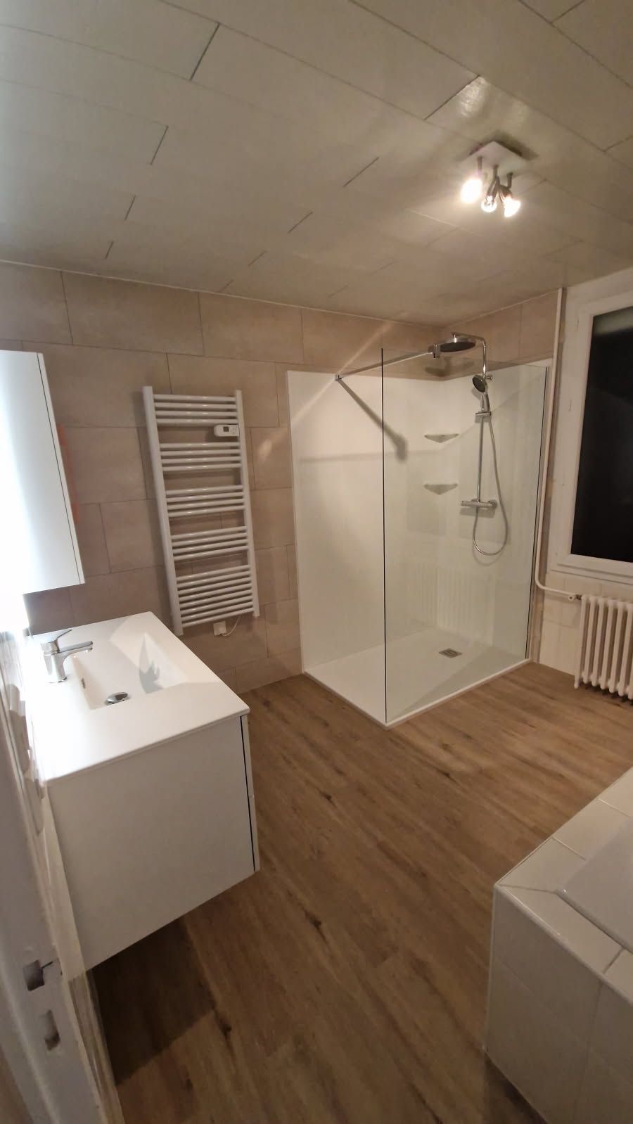 Douche avec sol imitation parquet