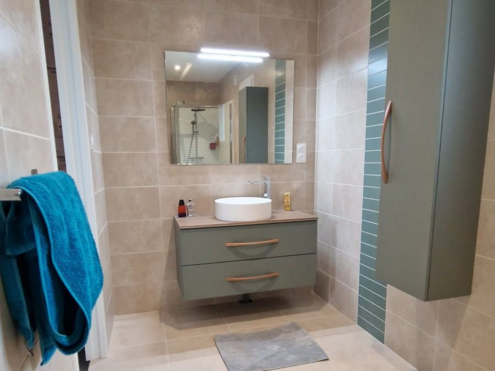 Installation de lavabo avec meuble