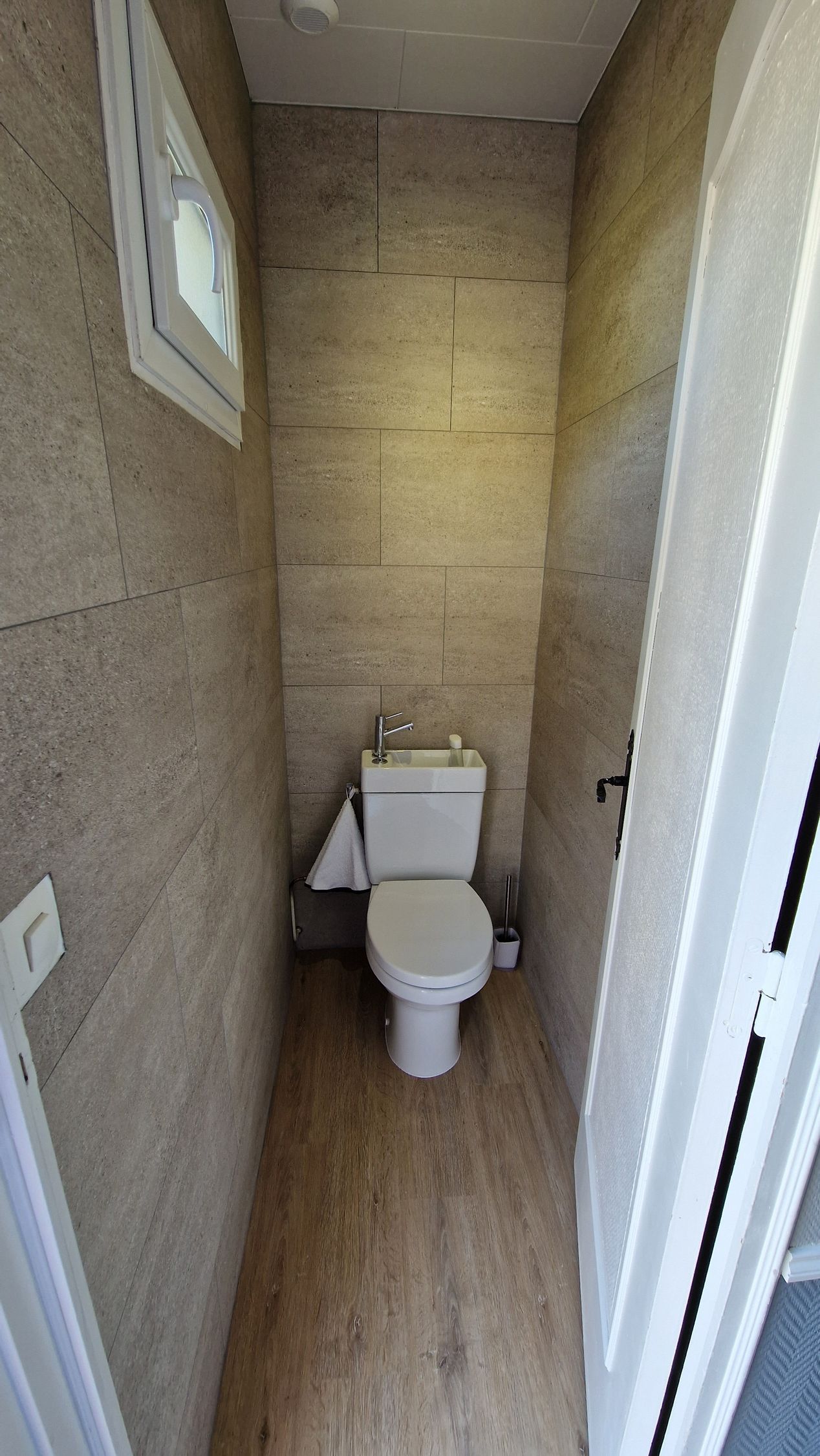 WC avec lavabo intégré