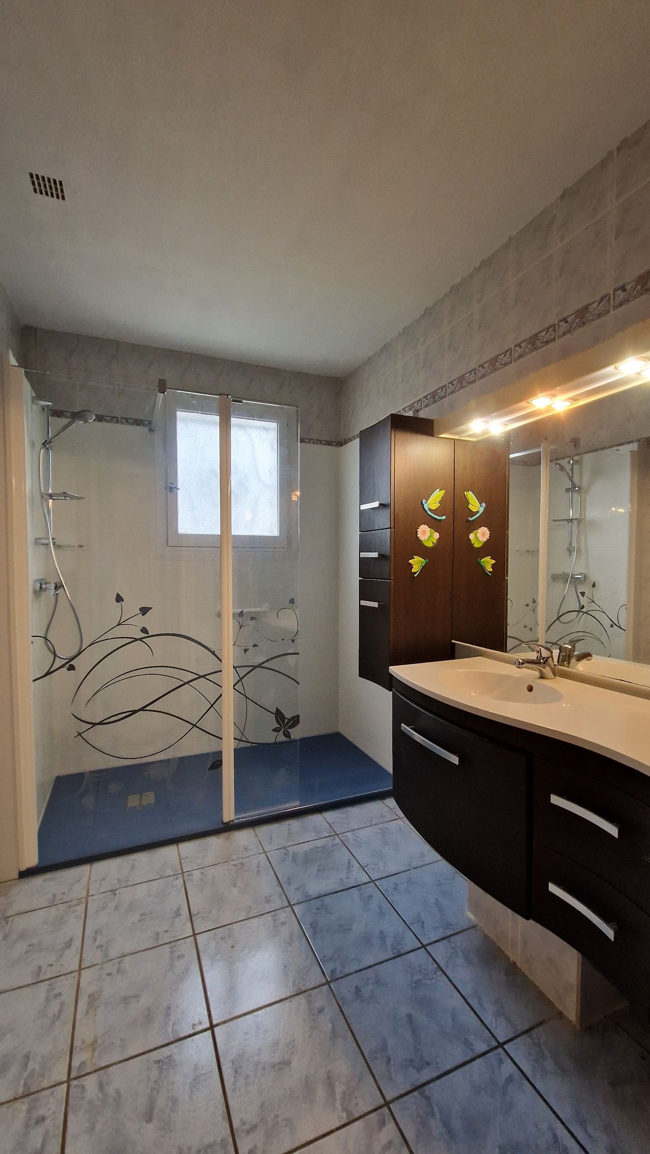 Douche avec dalle imitation carrelage