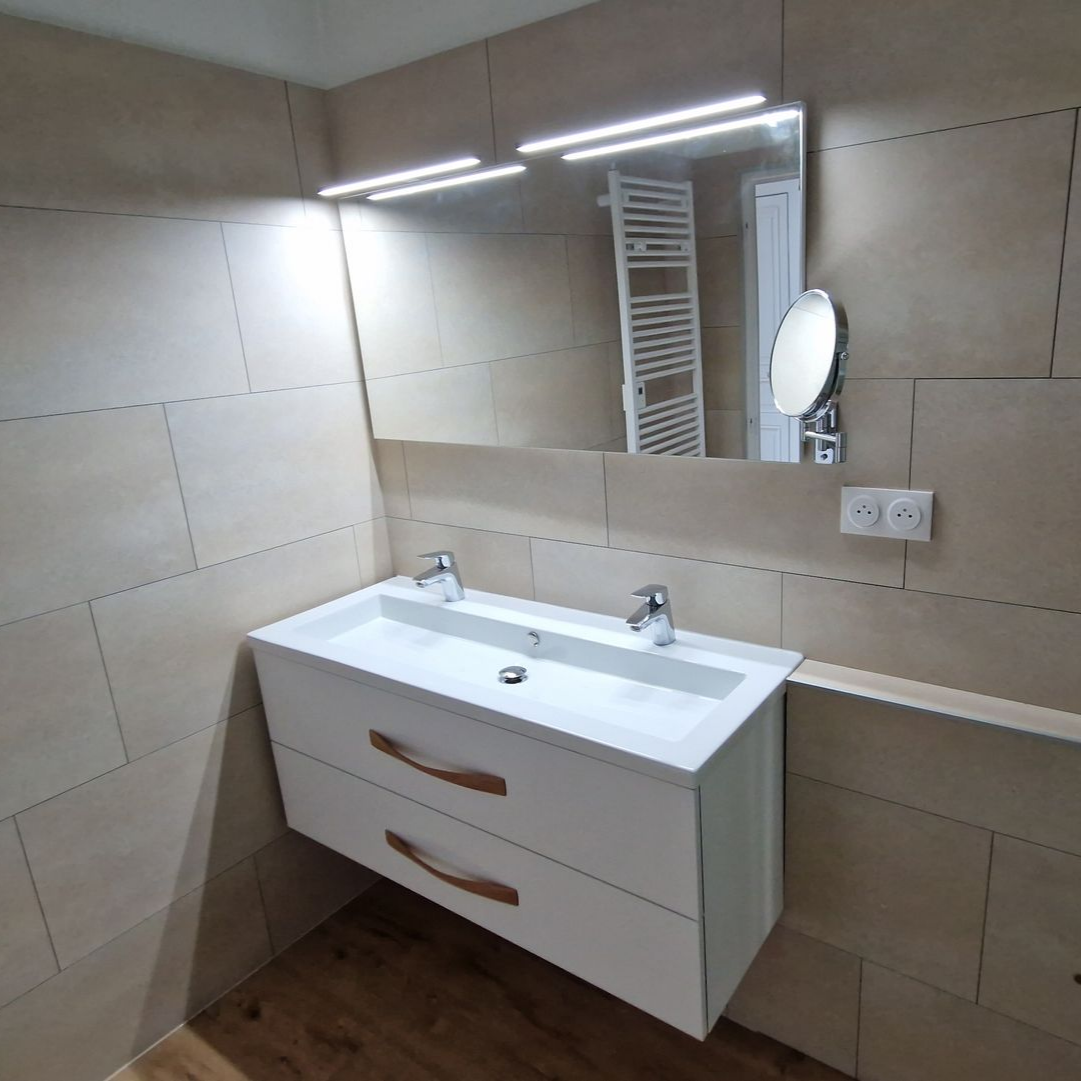 Salle de bains avec un meuble en bois sur mesure