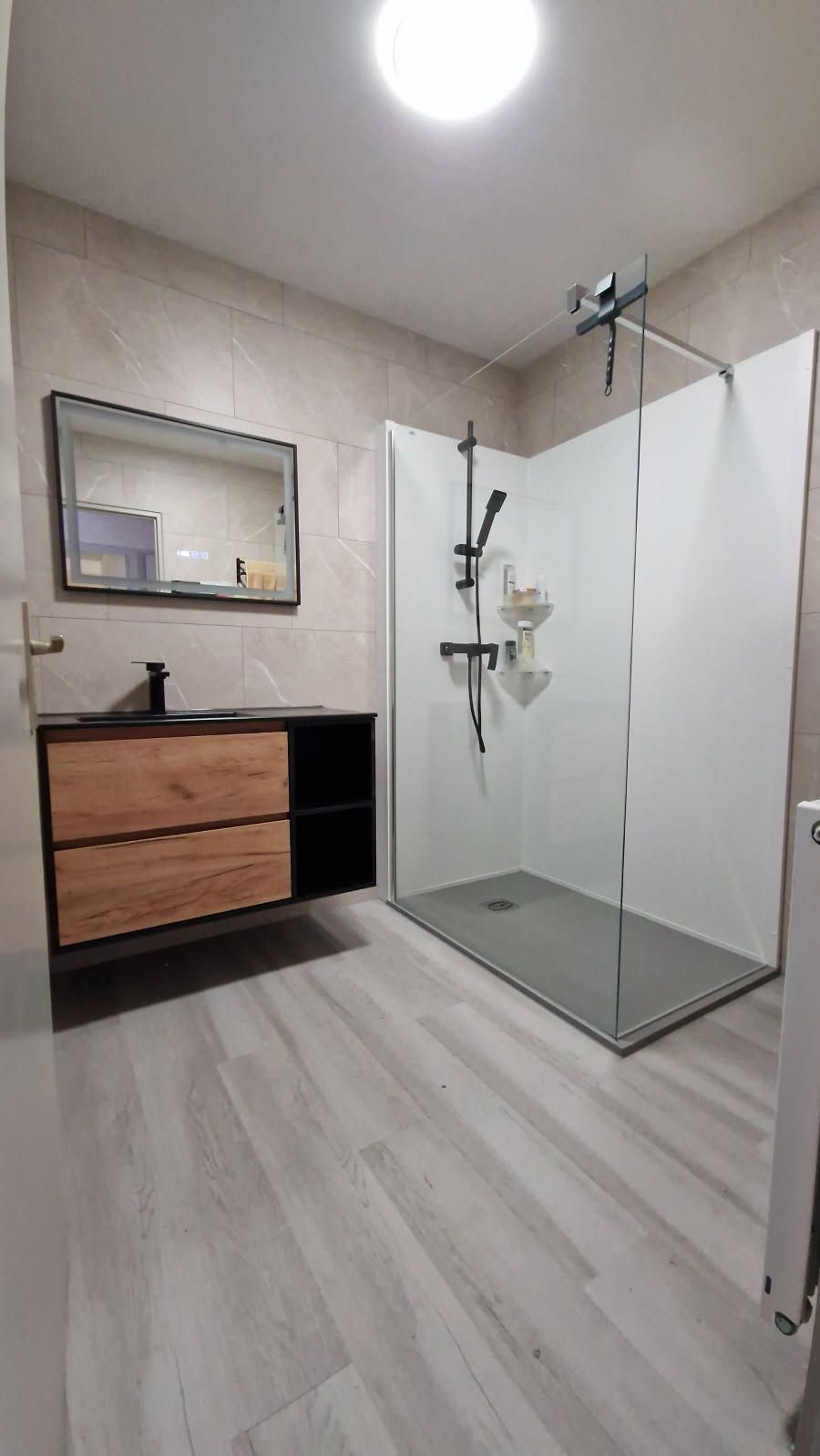 Salle de bains avec miroir et LED jaune