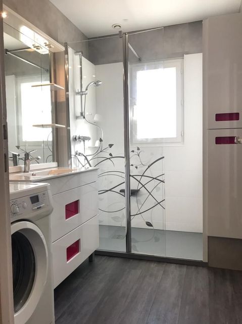 Salle de bains avec parquet en vinyle