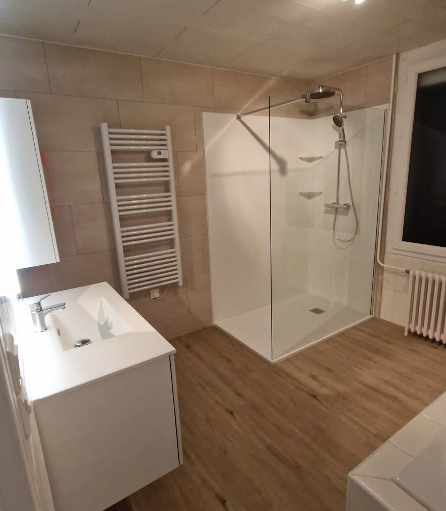 Salle de bains avec un miroir rond