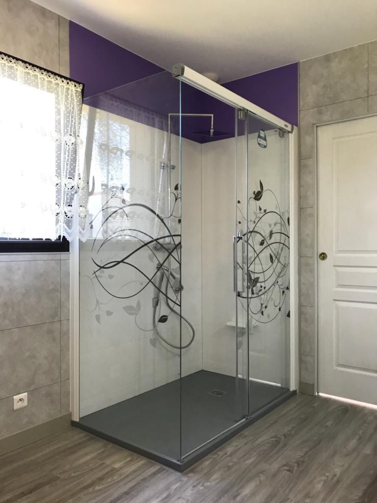 Douche à l'italienne avec des motifs sur les parois