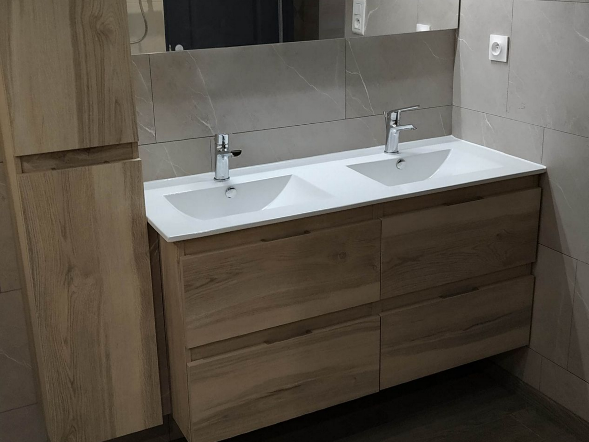 Meubles en bois sur mesure installés dans une salle de bains