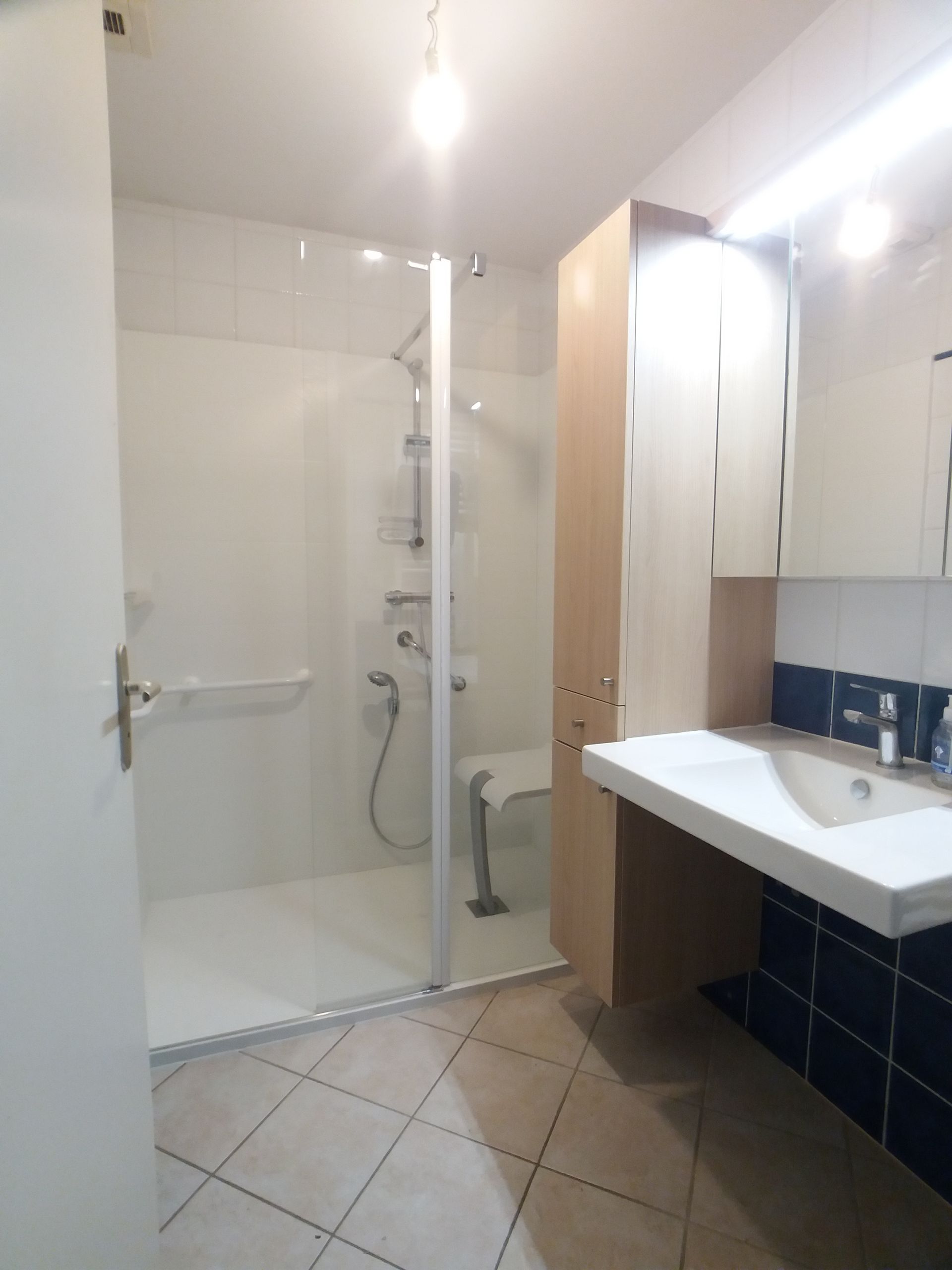 Salle de bains avec déco végétale