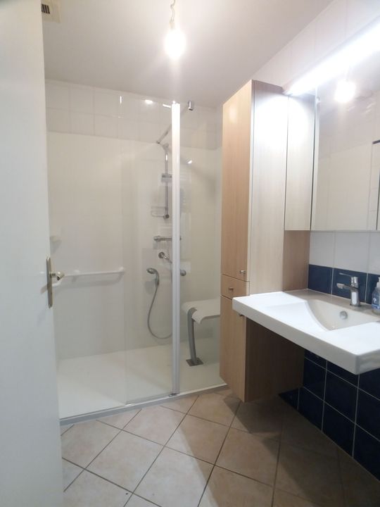 Salle de bains avec déco végétale