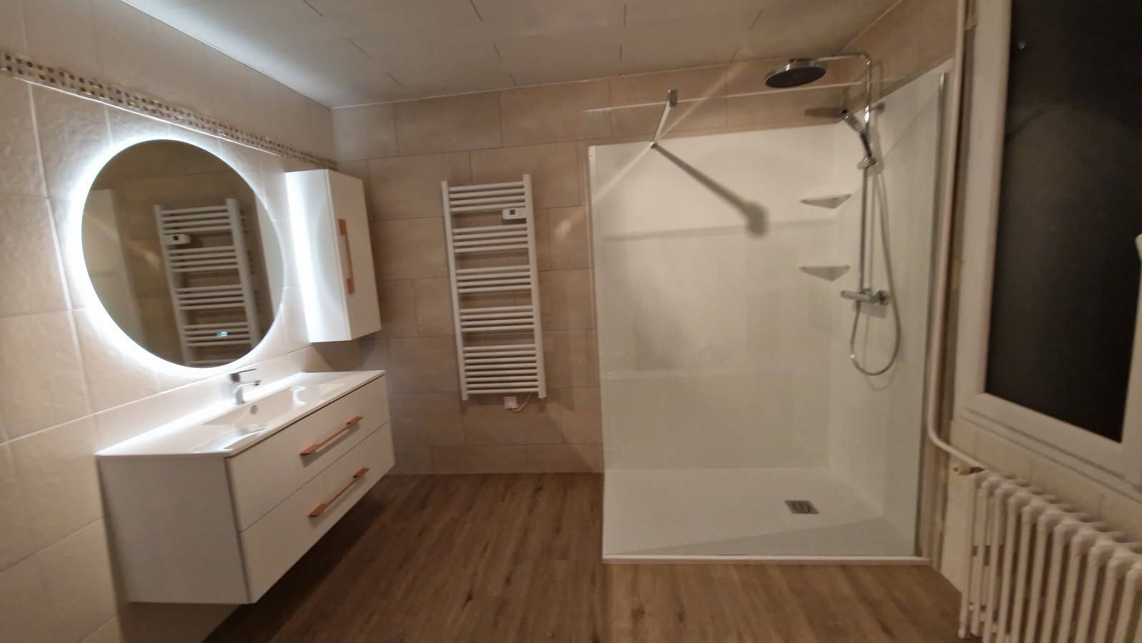 Salle de bains avec miroir éclairé