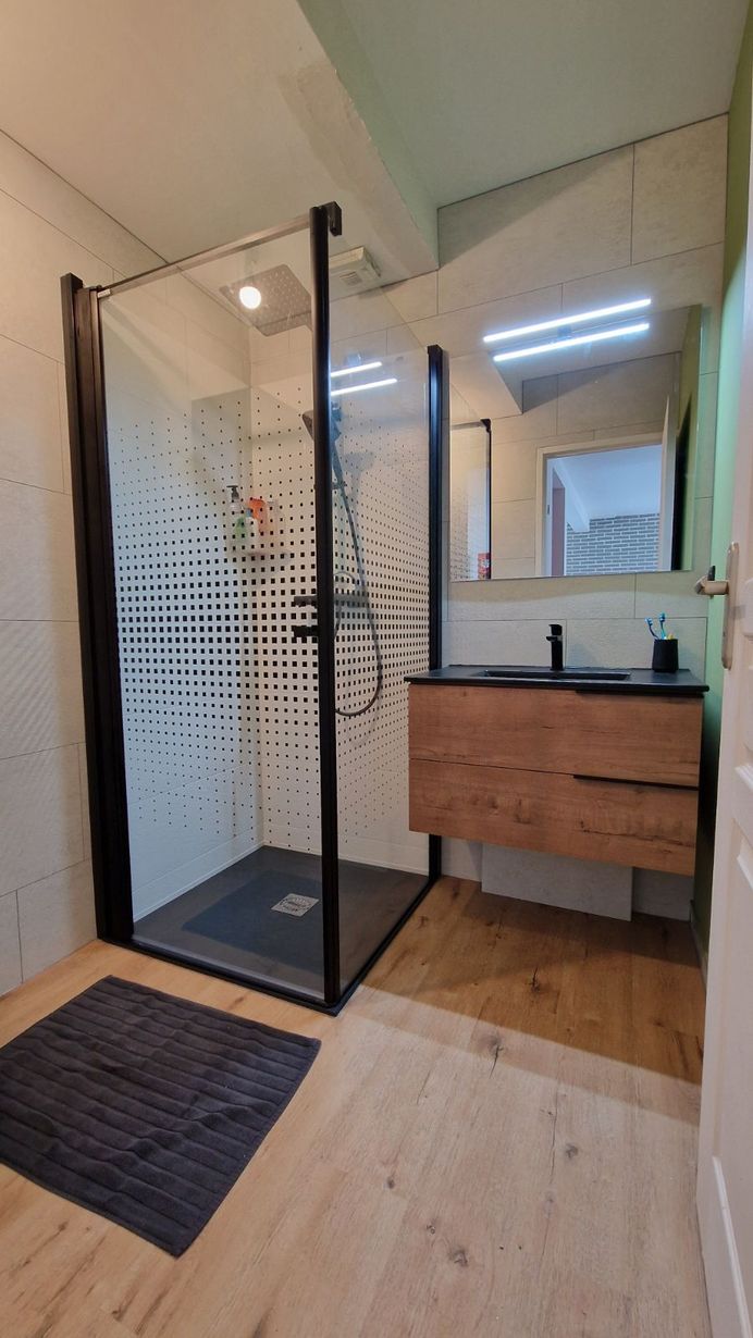 Douche avec motifs sur les parois