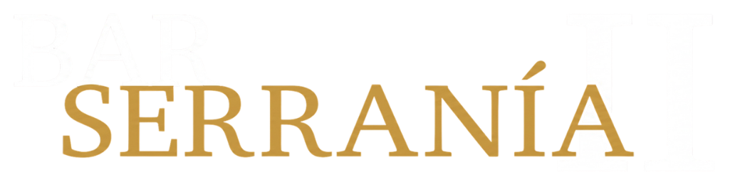 Texto dorado con serifa que dice “SERRANÍA” sobre un fondo blanco
