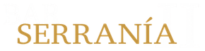 Texto dorado con serifa que dice “SERRANÍA” sobre un fondo blanco