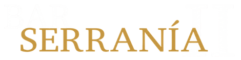 Texto dorado con serifa que dice “SERRANÍA” sobre un fondo blanco
