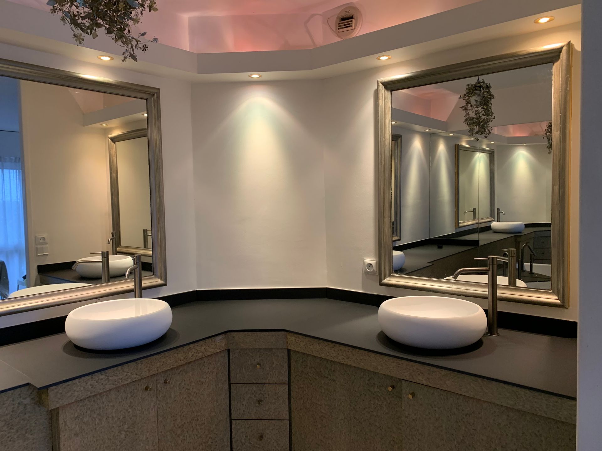 Rénovation de salle de bain avec la pose d'un meuble double vasque d'angle 