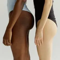 Dos mujeres en traje de baño están paradas una al lado de la otra.