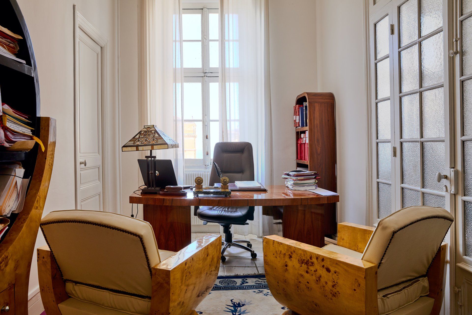 Deux fauteuils dans un bureau d'avocat