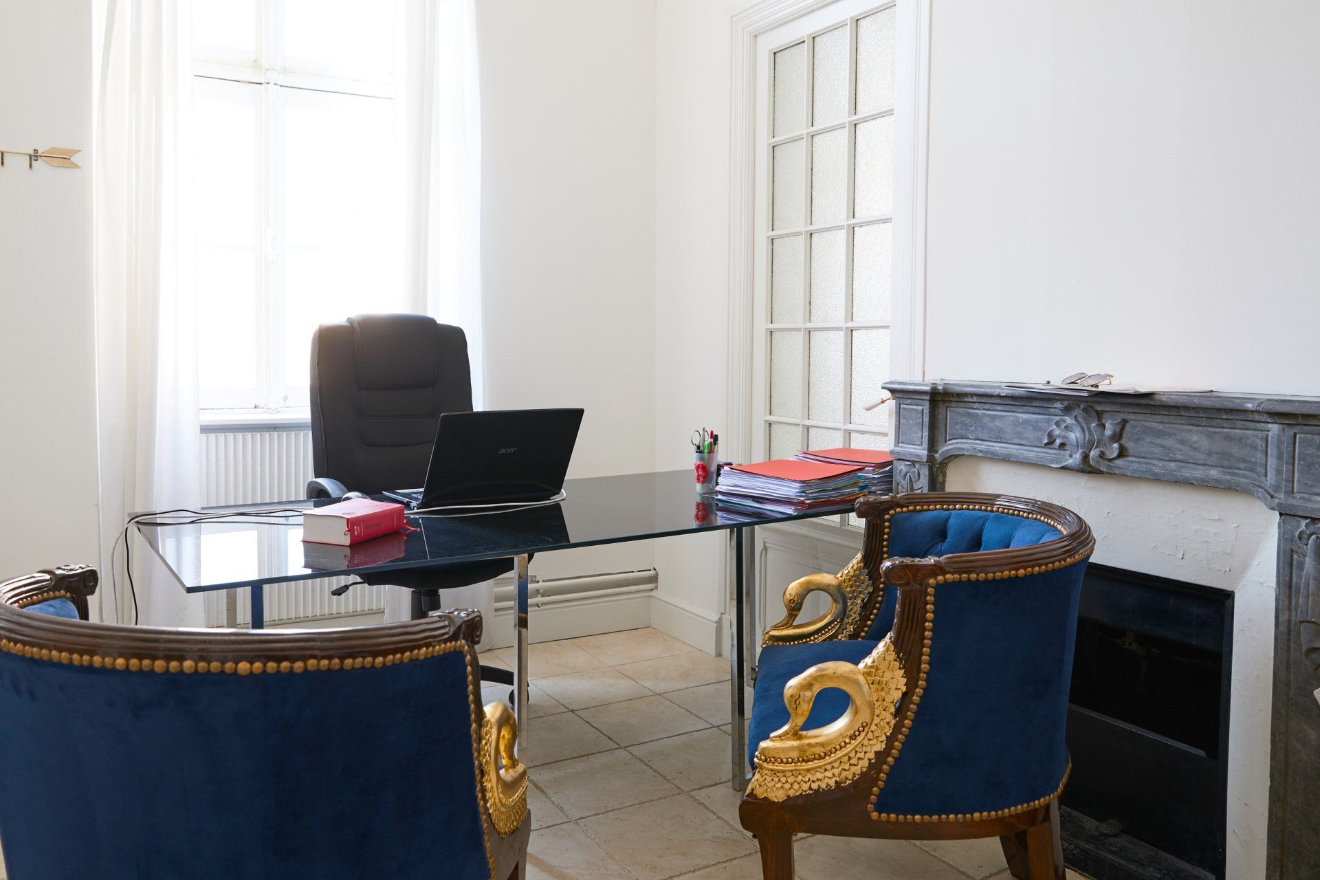 Un bureau face à deux fauteuils