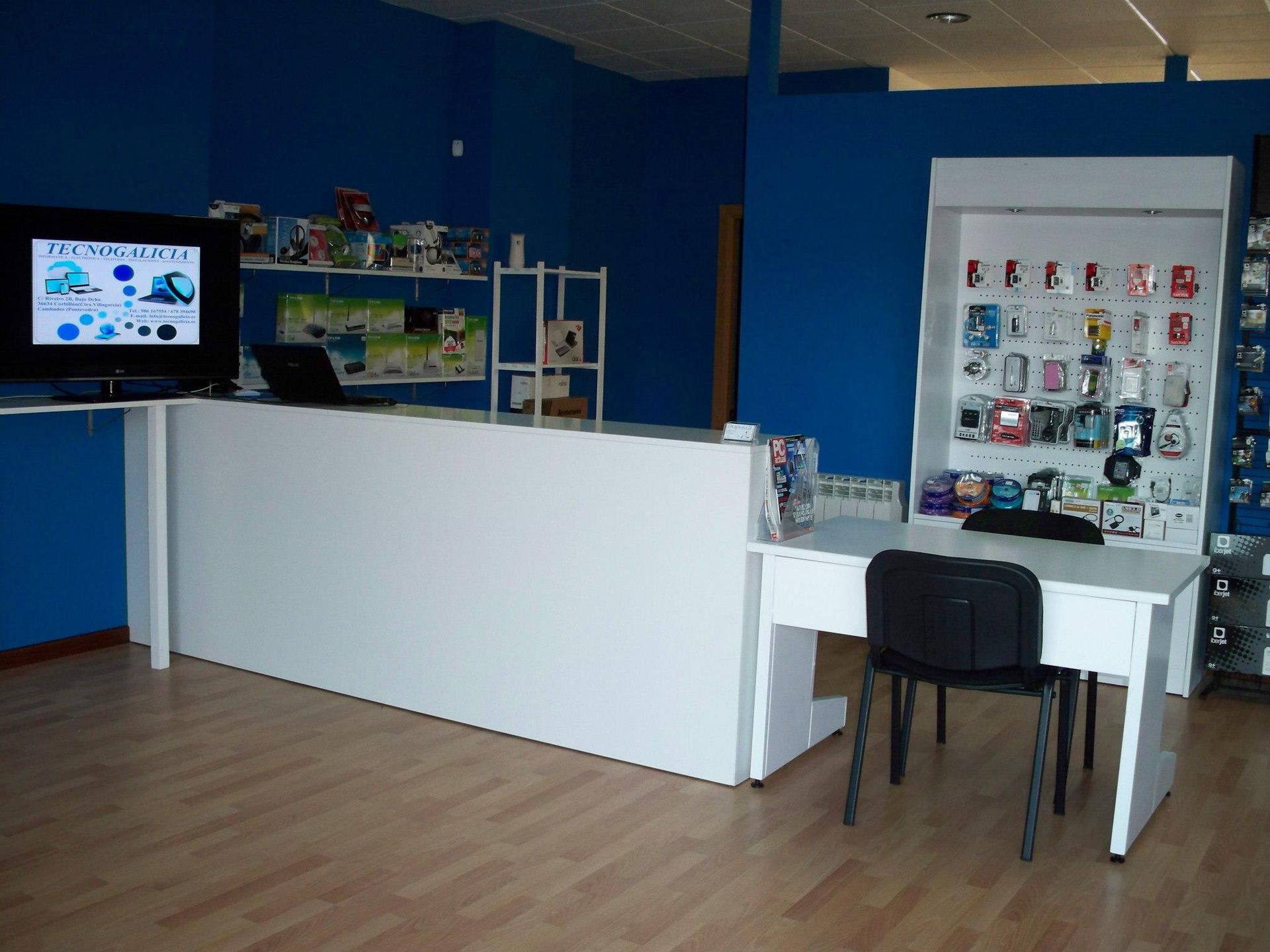 Una tienda con paredes azules y un mostrador blanco.