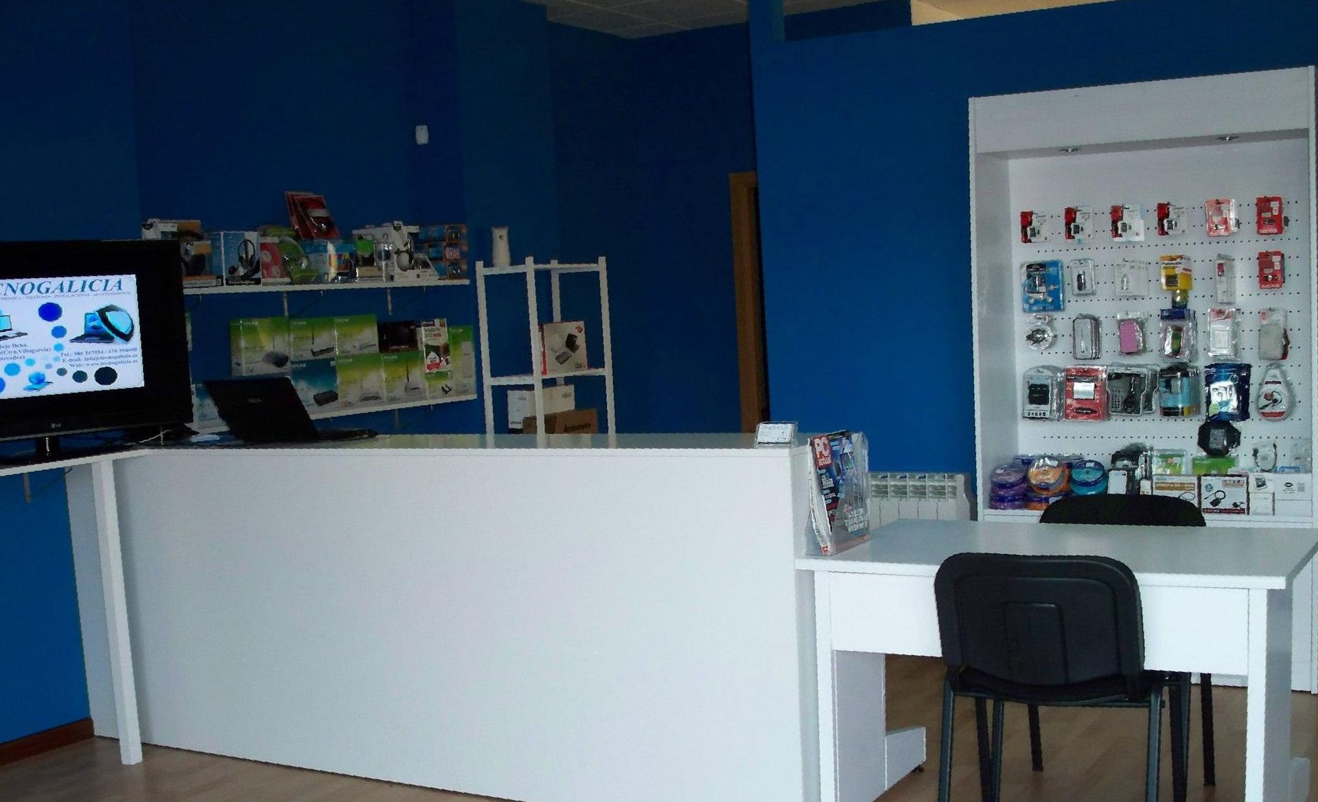 Una habitación azul y blanca con una mesa y sillas.