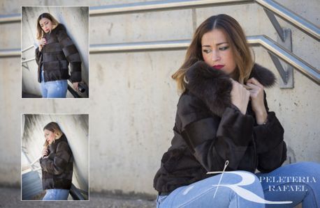 Mujer con chaqueta de piel oscura y vaqueros azules, sentada en una escalera exterior. Incluye dos fotos insertadas más pequeñas.