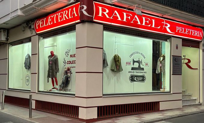 Escaparate de esquina con un letrero rojo: 